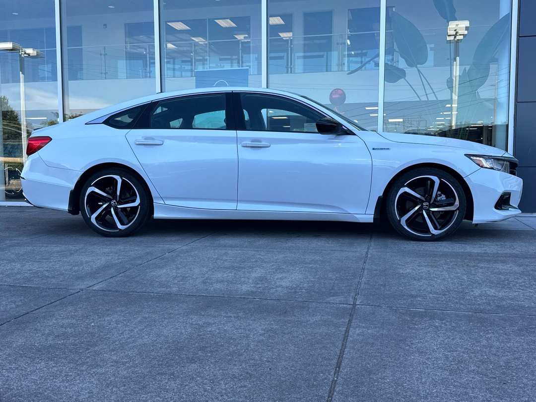 2022 Honda Accord Hybrid Sport - Image 2