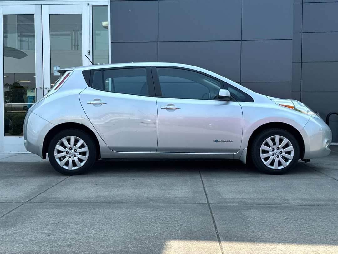 2016 Nissan LEAF S - Image 2