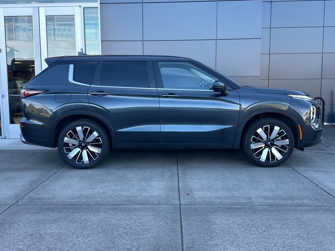 2025 Mitsubishi Outlander SE - Image 2