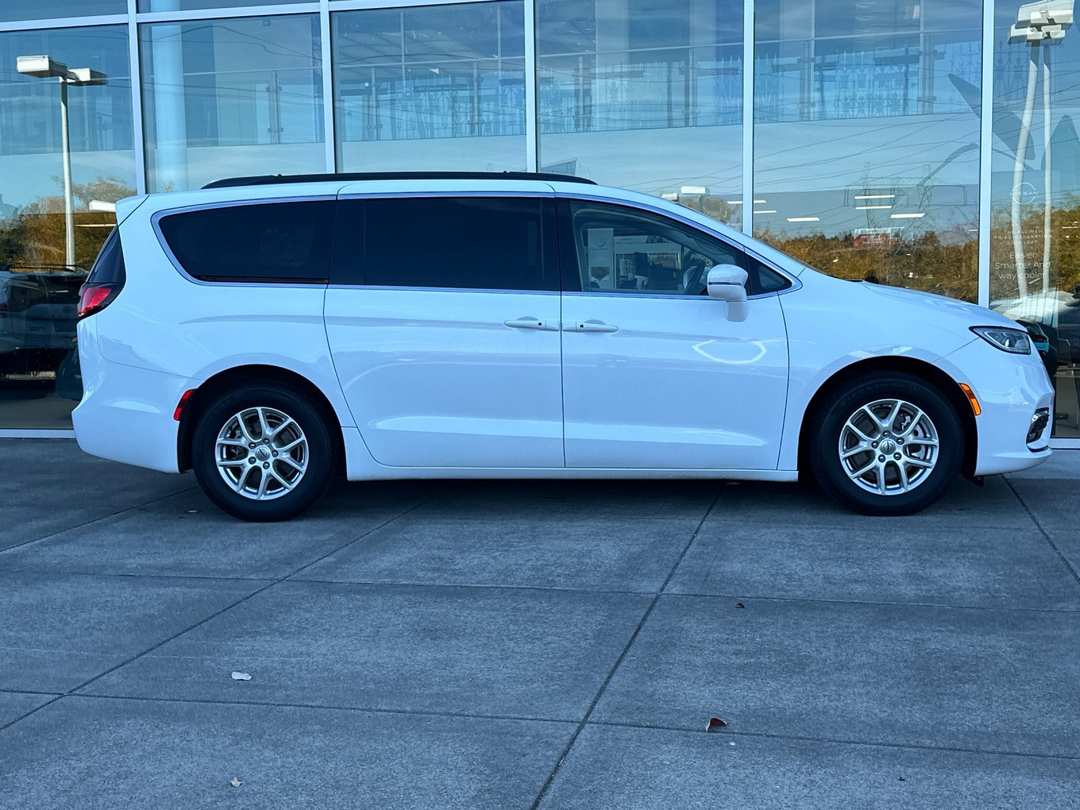 2022 Chrysler Pacifica Touring L - Image 2