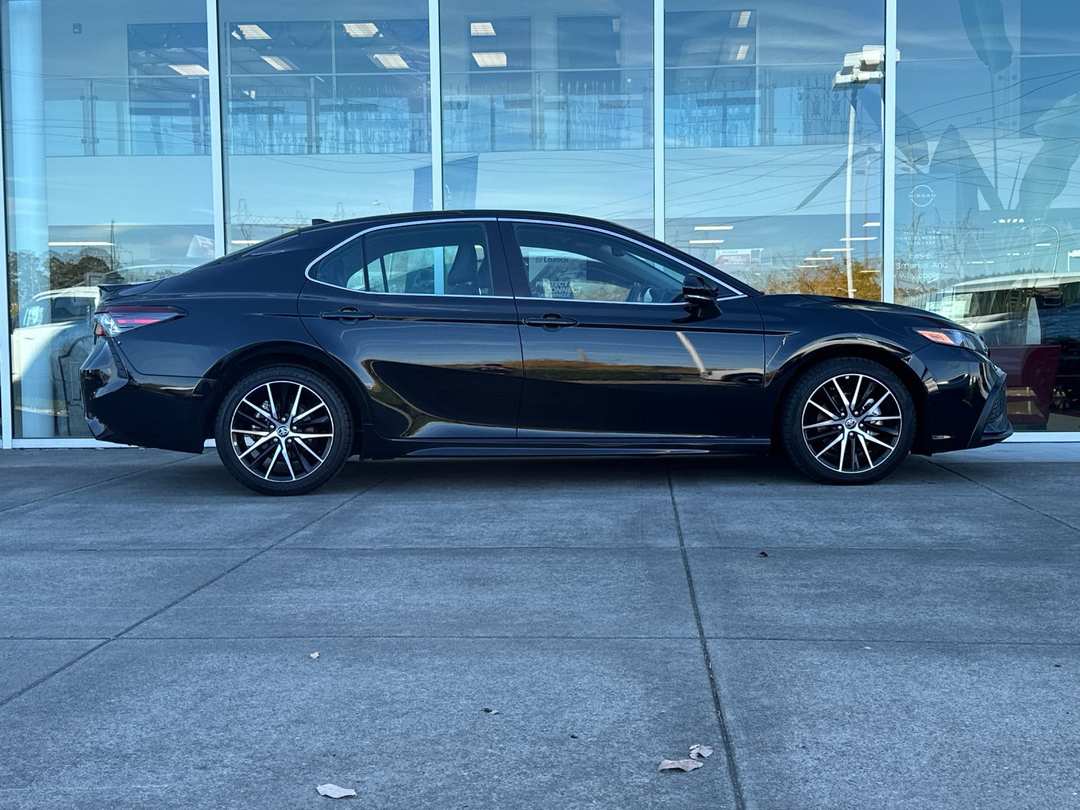 2023 Toyota Camry Hybrid SE - Image 2