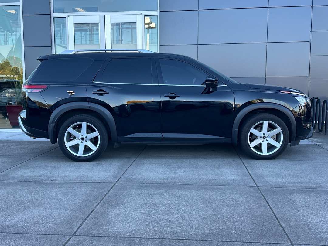 2024 Nissan Pathfinder SL - Image 2