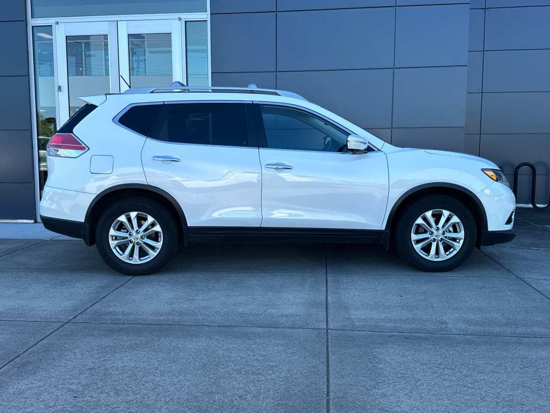 2014 Nissan Rogue SV - Image 2