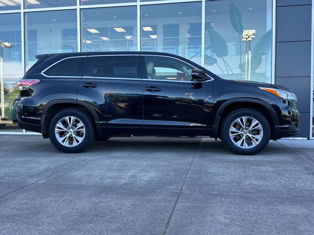 2015 Toyota Highlander LE Plus V6 - Image 2