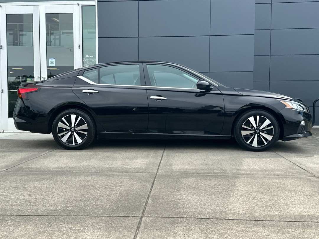 2021 Nissan Altima 2.5 SV - Image 2